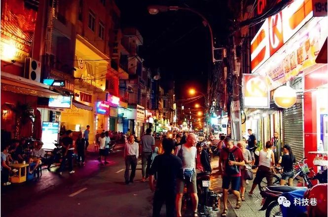 越南的夜間街道。 圖:擷取自科技巷