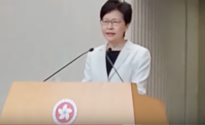 香港特首林鄭月娥正考慮是否實施緊急法，據環球網報導，星期二林鄭月娥，面對記者提問是否會實施緊急法，她表示政府有責任為了盡快止暴制亂使用香港法治的手段，也包括法律，林鄭月娥也向記者們表示，一切都是依法行事，大家可以完全放心。 圖：翻攝網路直播