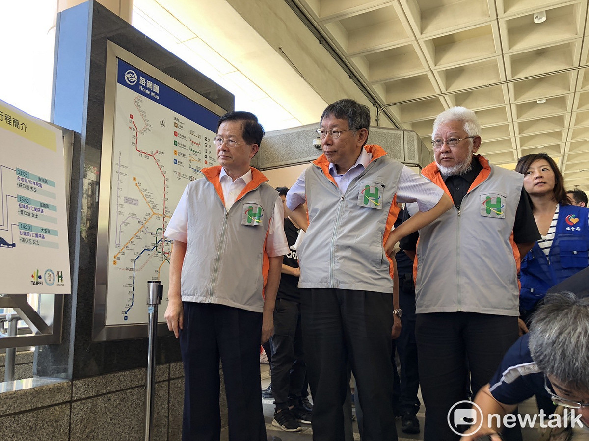 台北市衛生局長黃世傑（左起）、台北市長柯文哲和北市聯醫總院長黃勝堅。 圖：周煊惠 ／攝