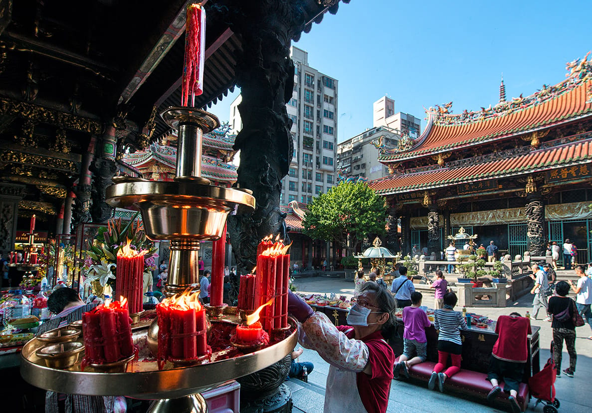 為了減輕陸客減少衝擊，台北市積極開展國際觀光客客源。圖為台北龍山寺。 圖：觀光局／提供