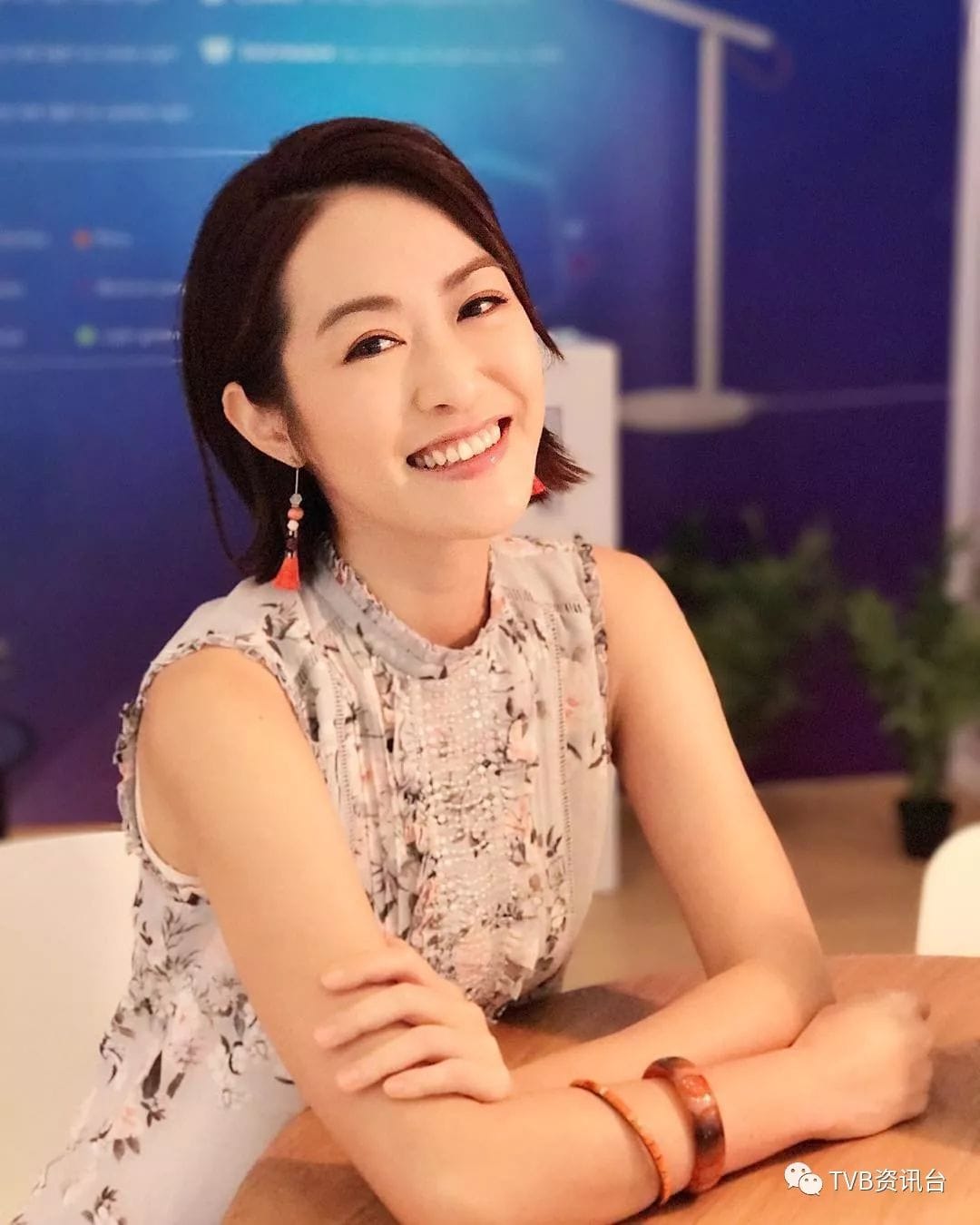 梁嘉琪在6月時曾於IG Post了一張寫加油字樣的黑白相，並寫道轉右90度看，另一角度看即變成了香港，為香港打氣。 有傳嘉琪因此而遭到TVB雪藏。 圖:擷取自TVB資訊台