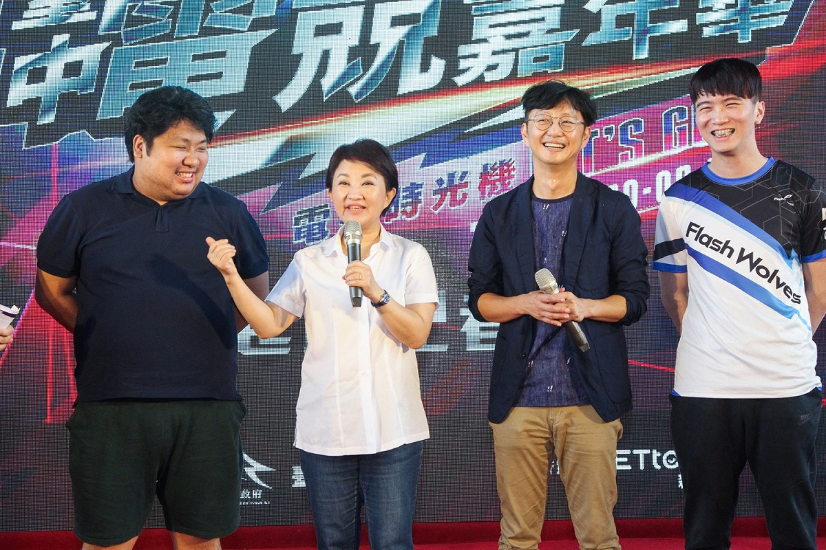 究竟是「接續舉辦」還是「首屆」？中市府的新聞稿與江肇國（右）說法大不同，左為電競實況主統神，代言台中電競嘉年華。 台中市政府/提供