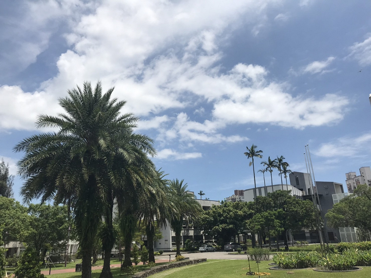 今（28）日天氣穩定，各地多雲到晴，紫外線指數偏高，外出記得做好防曬和多攝取水分。 圖：葉宜哲/提供
