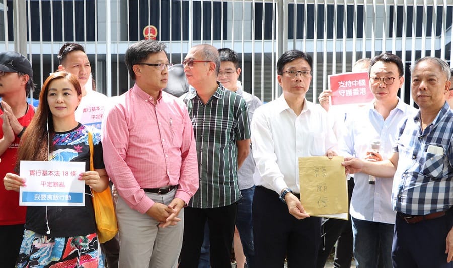 香港一個名為「我要食飯」的團體27日向港府請願（如圖），要求特首促請中國人大依照基本法規定，宣布香港進入緊急狀態。 圖：中央社