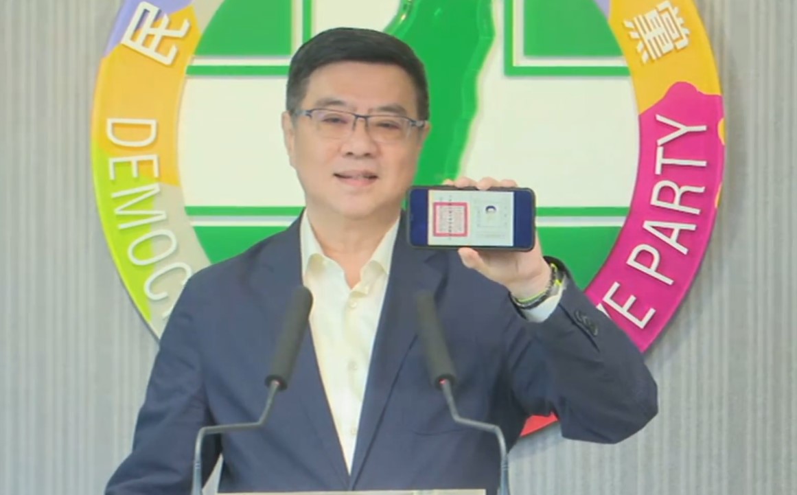 卓榮泰秀出自己的國民黨黨證力挺原民部主任曾志湘，強調早年國民黨執政黨國時代，「誰不是國民黨黨員，這不足為奇」。 圖：林昀真翻攝