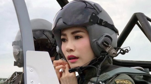 泰王瓦吉拉隆功今年7月冊封34歲的少將詩妮娜為妃子，但他21日在政府公報上公告，由於詩妮娜一直想要當王后，因此泰王撤銷詩妮娜所有的軍銜和妃子頭銜。 圖：中央社提供