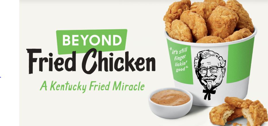 肯德基近日宣布與人造肉公司Beyond Meat合作試賣植物肉雞塊「Kentucky Fried Miracle」，該品項並以綠色包裝登場，有別於肯德基傳統的紅色葷食意像。 圖：翻攝自Beyond Meet官網