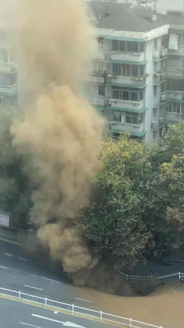 同日在杭州也發了建築傾斜事件，都市快報指出，先是建國北路塌陷，再來樹園小區31幢出現傾斜的情況，社區正在緊急疏散樓中的居民。 圖:擷取自都市快報