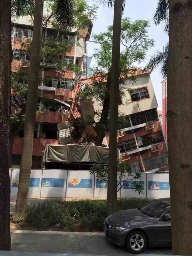 根據南方都市報的報導，今 (28) 日深圳市羅湖區船步街和平新居71棟靠西面一棟居民樓發生樓體倒塌，根據羅湖區在12:57的通報，並沒有人傷亡。 圖:擷取自南方都市報