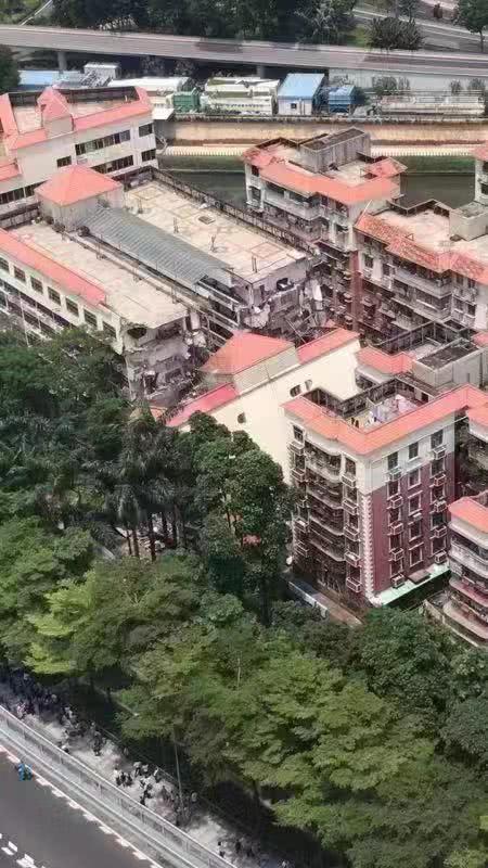 根據南方都市報的報導，今 (28) 日深圳市羅湖區船步街和平新居71棟靠西面一棟居民樓發生樓體倒塌，根據羅湖區在12:57的通報，並沒有人傷亡。 圖:擷取自南方都市報