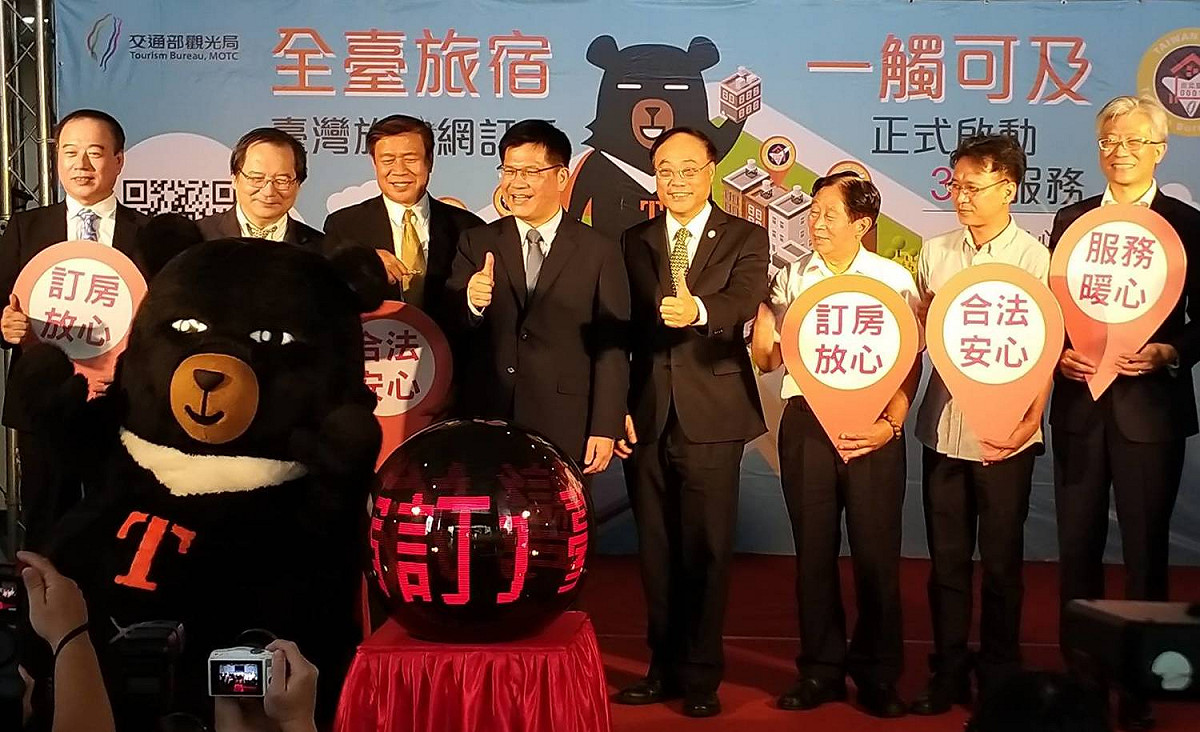 交通部長林佳龍出席台灣旅宿網記者會，在會後受訪再度說明石虎設計爭議。  圖：交通部／提供