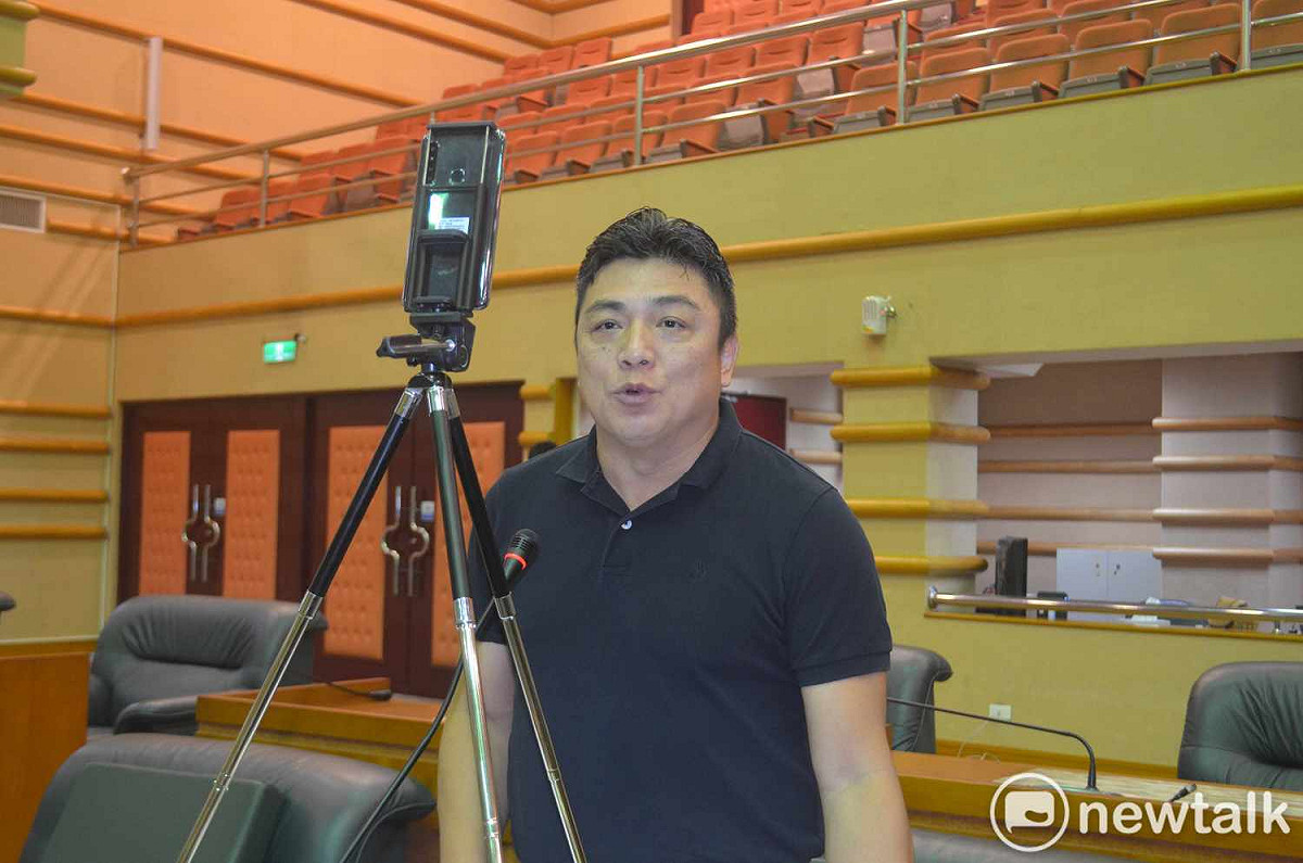 嘉義市議員凌子楚口才便給，在議會開創質詢手機直播風氣。 圖：蔡坤龍/攝