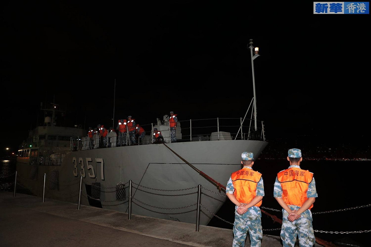 大批中國解放軍今晨以「輪換」為由進入香港。 圖：翻攝新華香港臉書