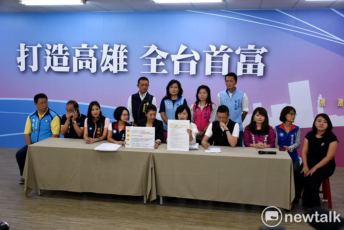 高雄藍營聯手要求前朝市長與秘書長出面說明氣爆善款去向。 圖：孫家銘／攝