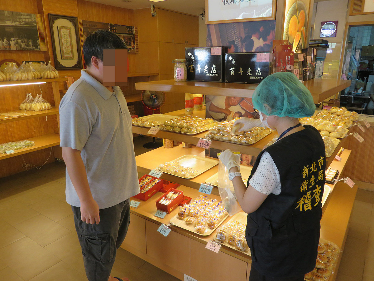 新北市衛生局近日抽驗市售中秋節應景食品共計125件，全數符合規定。 圖：新北市衛生局／提供