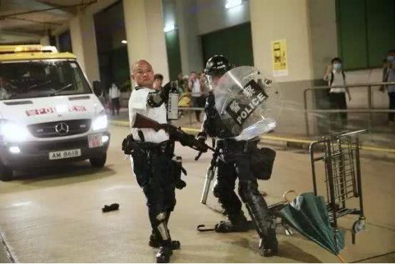 隨著反送中活動愈演愈烈，香港民眾與警察的衝突愈演愈烈，據環球時報今 (29) 日報導，最近香港警隊收到邀請，部分警員將在十一期間前往北京參加國慶晚會，包括鎮壓反送中活動受傷的警員，7月30日晚上在示威者圍堵香港葵涌警署時負傷的「光頭警長」劉sir也在其中。 圖:擷取自環球時報