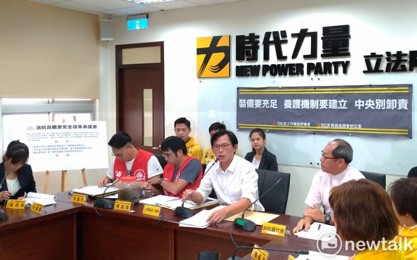 黃國昌今天召開記者會，會後接受媒體訪問。  圖:陳佩君/攝