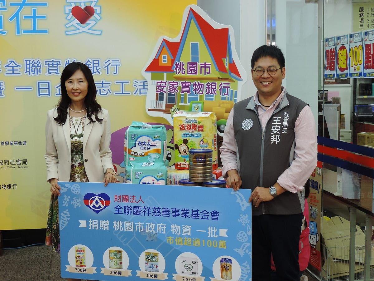 桃園市政府社會局長王安邦（右）確定辭職，９月起將接任小英桃園競選總部執行長。 圖：桃園市政府社會局／提供