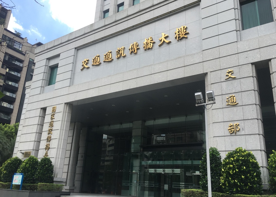 五大電信商卯足全力，紛紛把手中的申請文件遞出去，國家通訊傳播委員會（NCC）要求的審查文件一件不漏。 圖：張正霖／攝