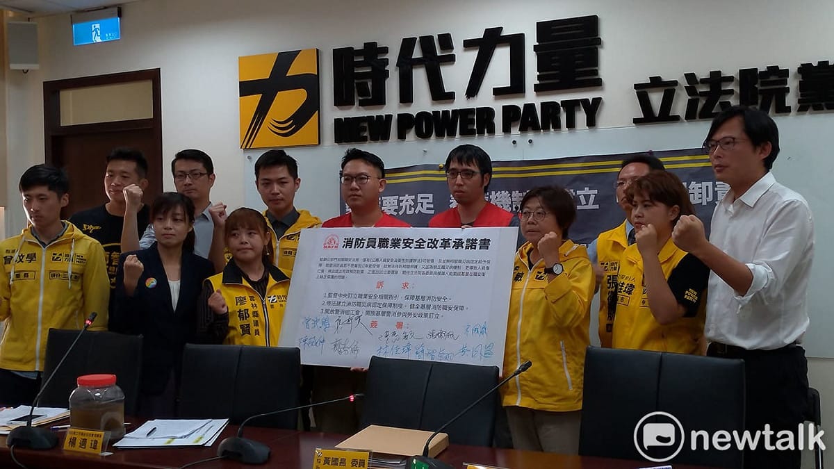 黃國昌偕議員、立委參選人簽下消防員職業安全改革承諾書。 圖:陳佩君/攝