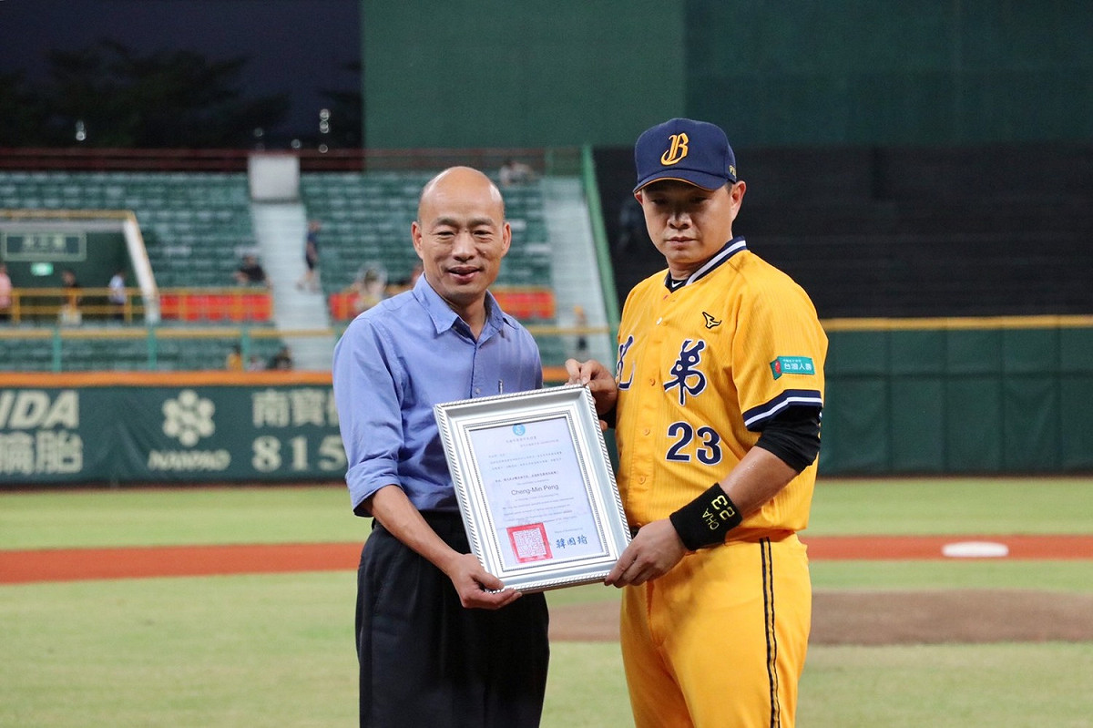 高雄市長韓國瑜(29)日親至澄清湖球場頒發榮譽市民證書給彭政閔。 圖：高雄市政府／提供