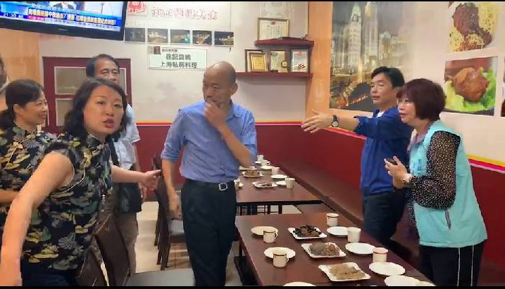 高雄市長韓國瑜(中)原本夜宿徐莉(左一)家的行程臨時取消。 圖：截圖自新聞局影片