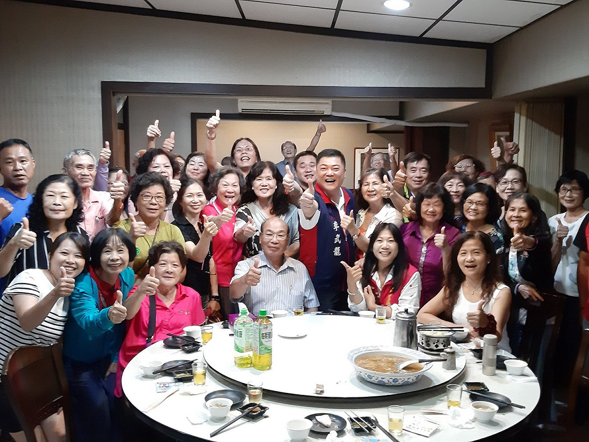 李武龍（中穿競選背心）政治歷練完整，口才便給，具有一定的基層實力。 圖 : 翻攝自李武龍臉書