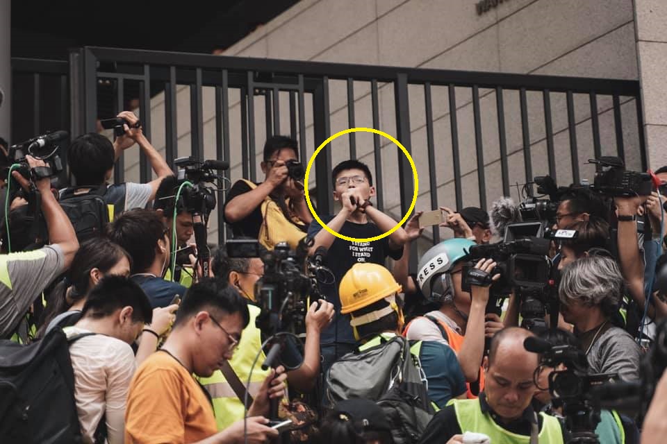 有媒體報導，黃之鋒（黃圈處）等人被捕，疑似因為參與621包圍警署事件。 圖：翻攝自周庭臉書