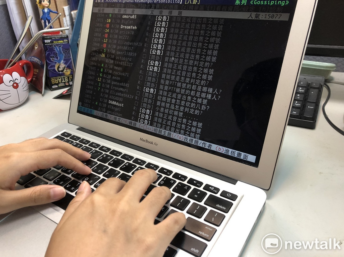 批踢踢30日凌晨發出公告，清除逾百名出售帳號給他人的使用者帳號，並永久封鎖。 圖：謝佳真／攝