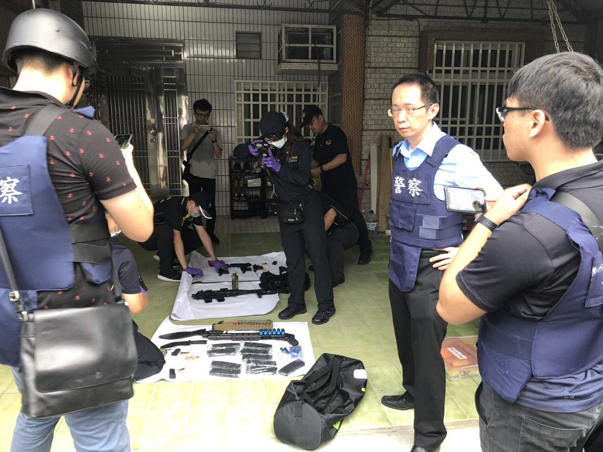 嘉義縣30日發生警匪對峙案，警方起獲大批槍彈刀械。 圖：嘉義記者公會/提供