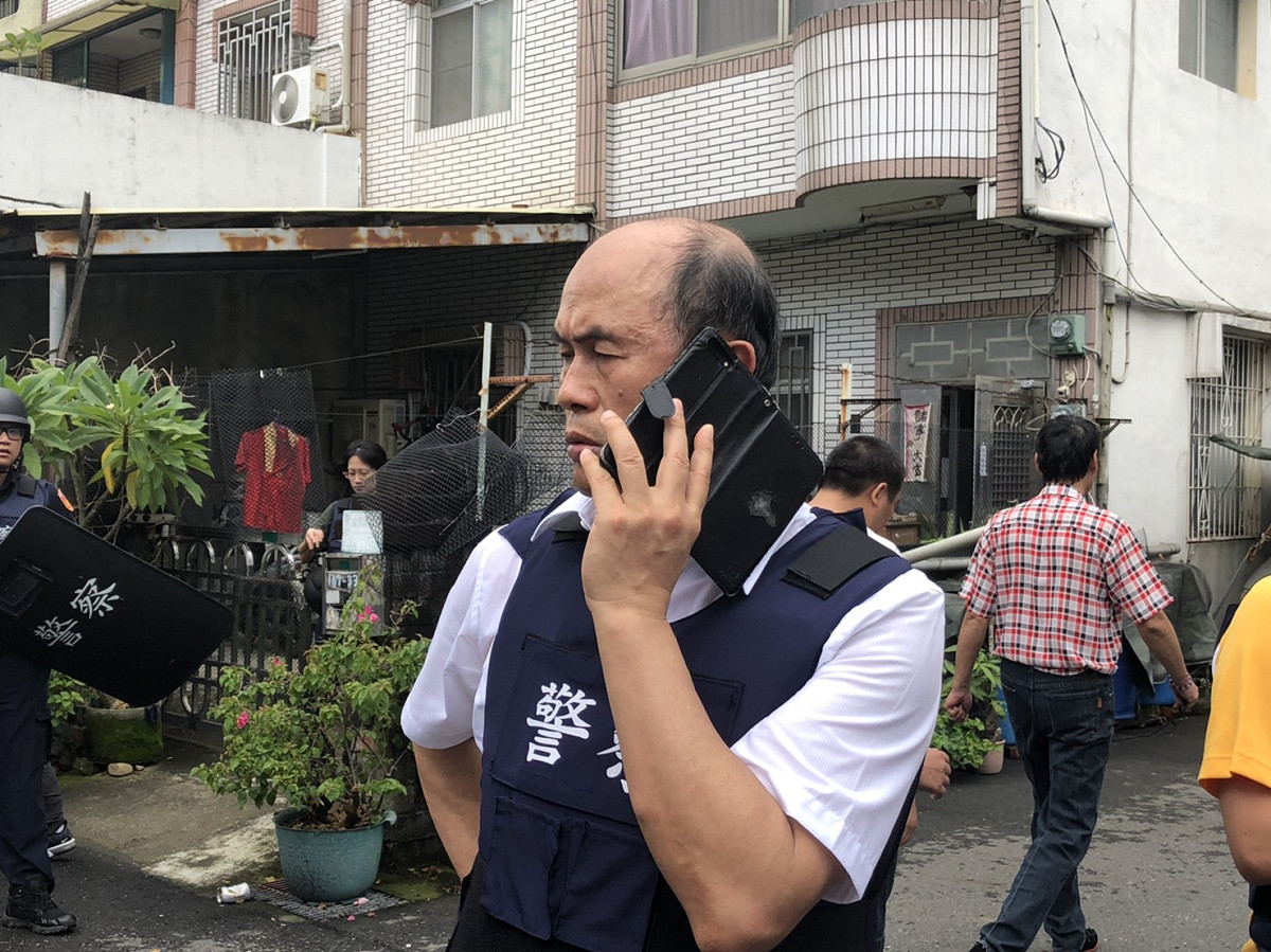 偵辦過三一九槍擊案的嘉義縣警察局長廖宗山，現場指揮若定，化解危機。 圖：嘉義記者公會/提供