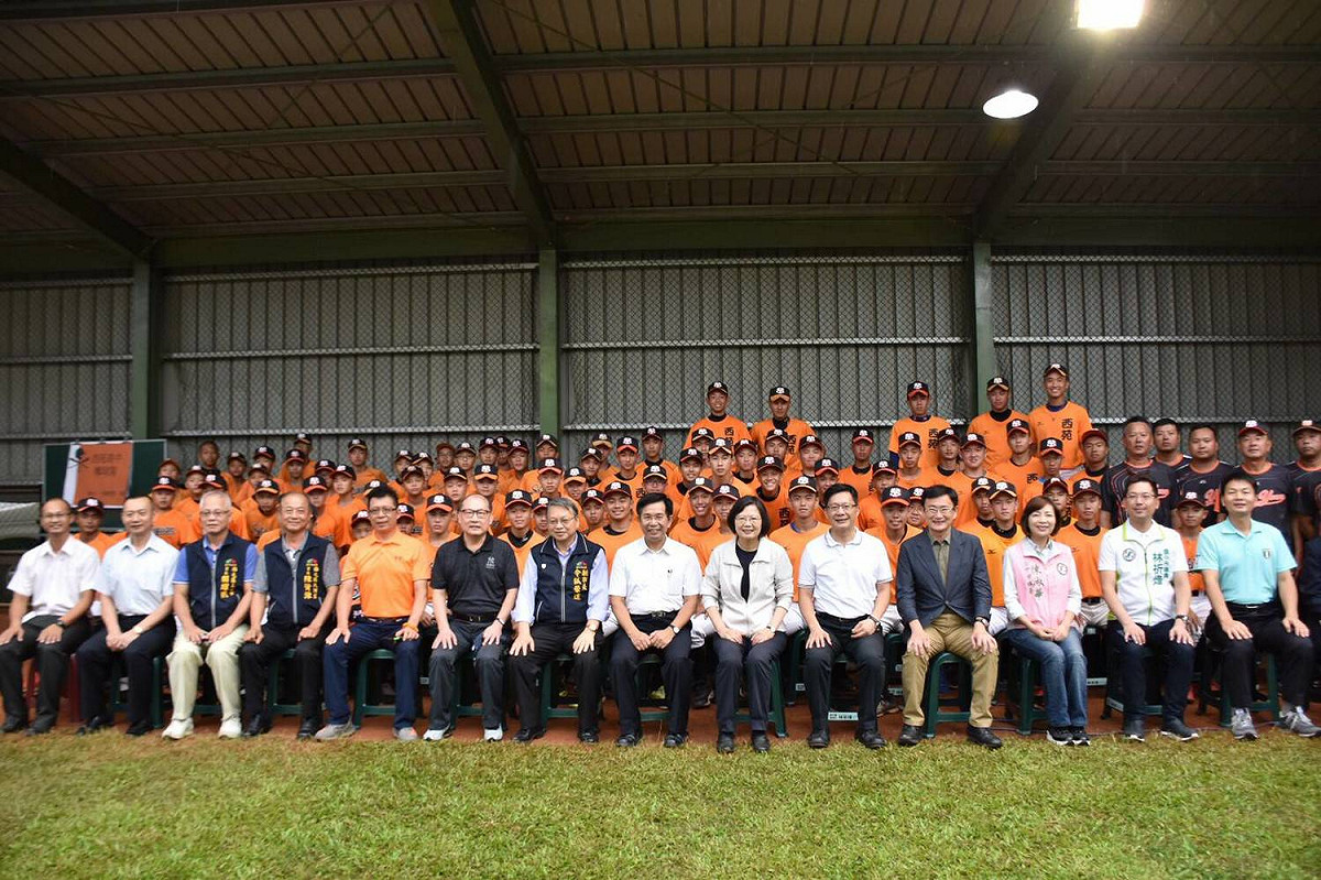 蔡英文與西苑高中棒球隊合影。 圖 : 張廖萬堅服務處/提供
