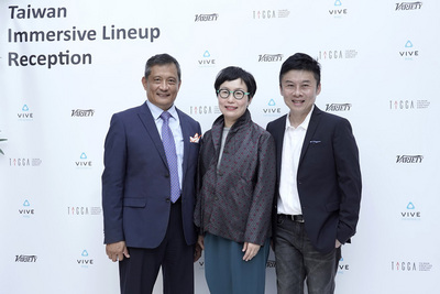台灣8部VR作品獲選參加威尼斯影展，文策院董事長丁曉菁（中）、駐義大利代表李新穎（左）、HTC VIVE ORIGINAL總經理劉思銘（右）30日出席國際見面會，宣傳台灣結合高科技與文化的實力。 圖：駐義代表處提供