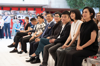 台灣共8部VR作品獲選參加2019年威尼斯影展，30日在威尼斯舉辦國際見面會。右起依序為音樂人黃韻玲、日本當代藝術家小松美羽、HTC VIVE ORIGINAL總經理劉思銘、文策院董事長丁曉菁、駐義代表李新穎、演員姚淳耀、導演趙德胤。 圖：駐義代表處提供