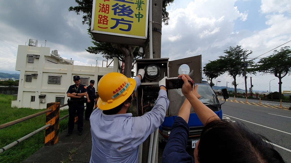 台中市政府大陣仗斷非法住宿水電，展現掃蕩非法住宿決心。 圖：台中市觀旅局／提供