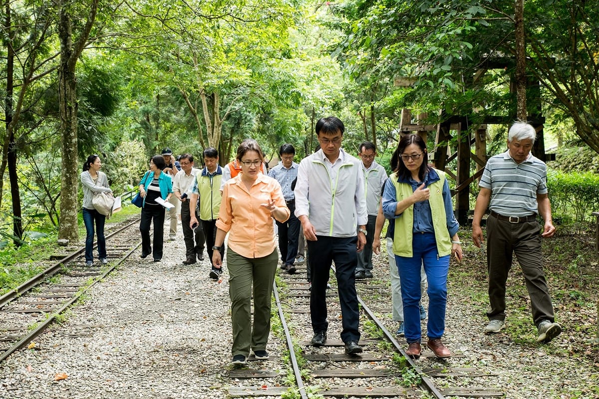立委蕭美琴（左）與農委會主委陳吉仲（中）視察林田山林業文化園區。 圖：蕭美琴立委服務處提供