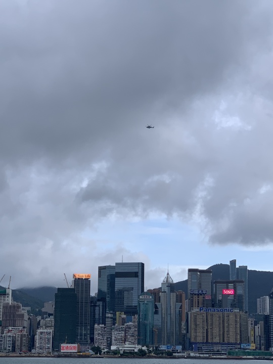 稍早前有香港網友拍攝到銅鑼灣上空有直升機盤旋，令人擔憂。 圖：翻攝自lihkg.com