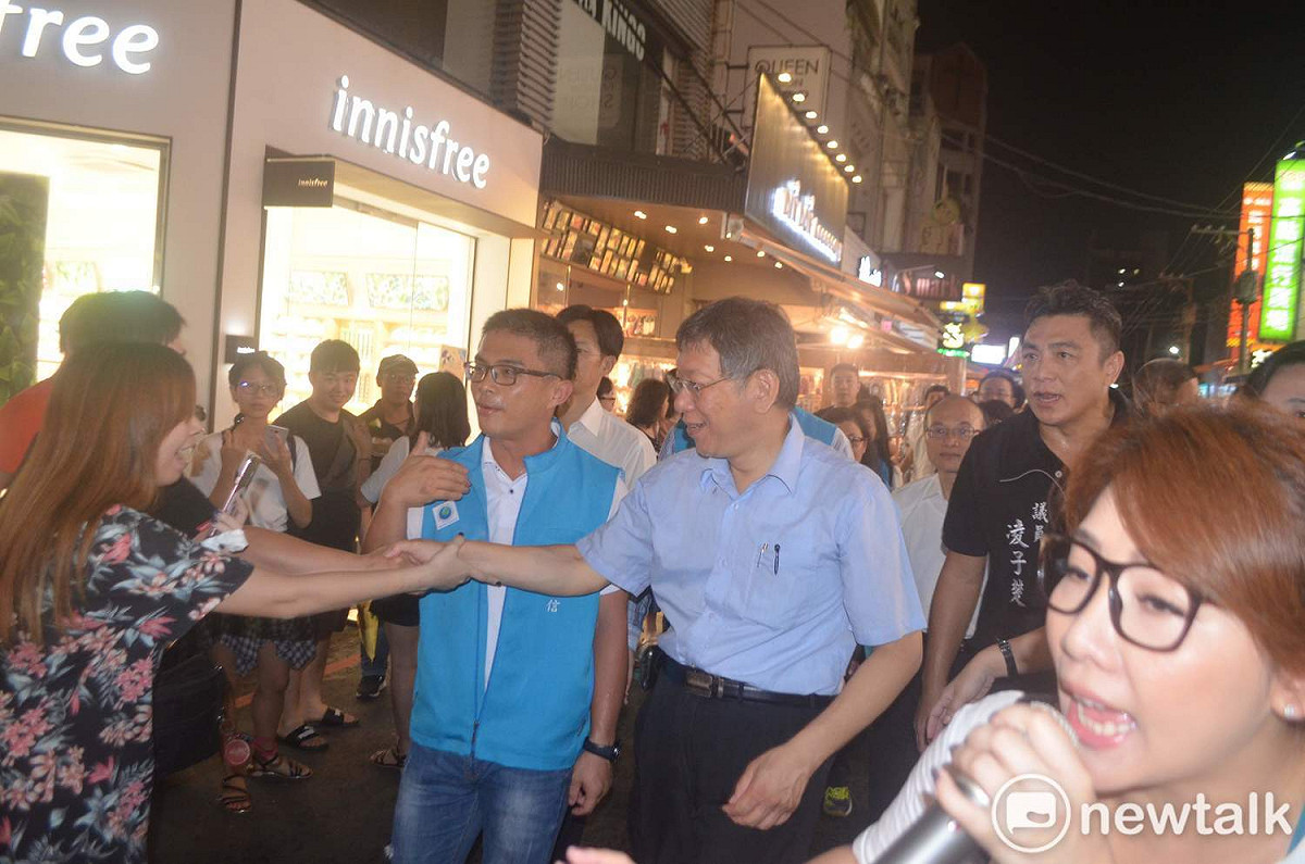 台北市長柯文哲31日到嘉義市文化路夜市逛街，刮起「阿北旋風」，友柯議員凌子楚全程陪同。 圖：蔡坤龍/攝