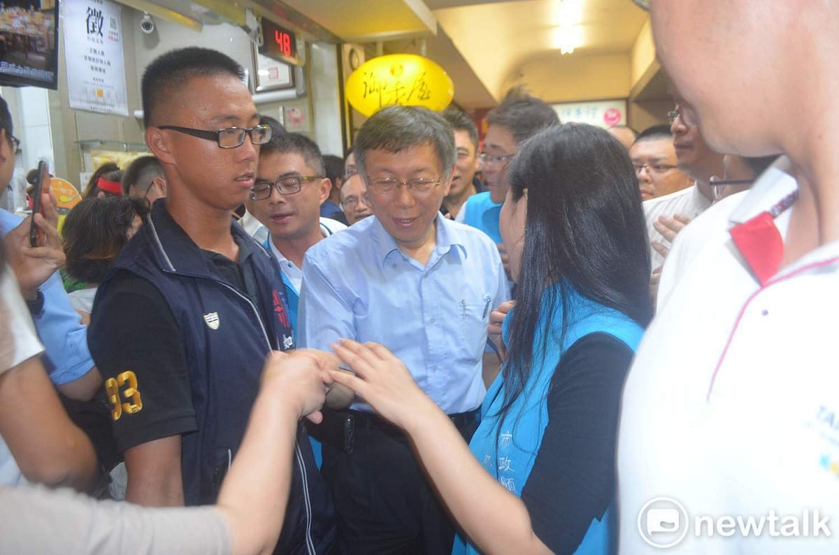 柯Ｐ到文化路夜市逛街，被粉絲熱情包圍。 圖：蔡坤龍/攝