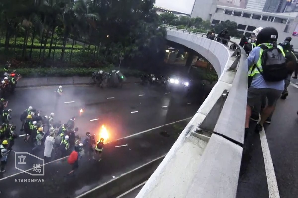 橋上示威者向防暴警察投擲多個燃燒彈。 圖：翻攝立場新聞臉書。