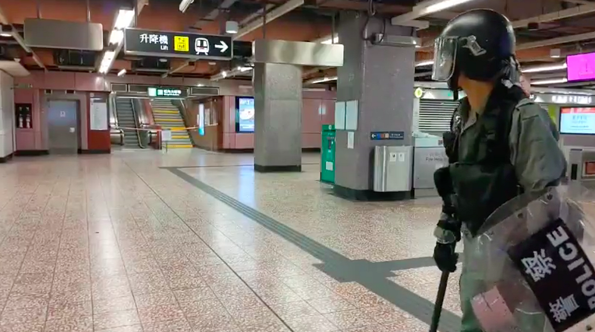 港警封鎖多處地鐵站，但仍有不少示威者盤桓在地鐵口不肯離去。 圖：翻攝立場新聞臉書直播。