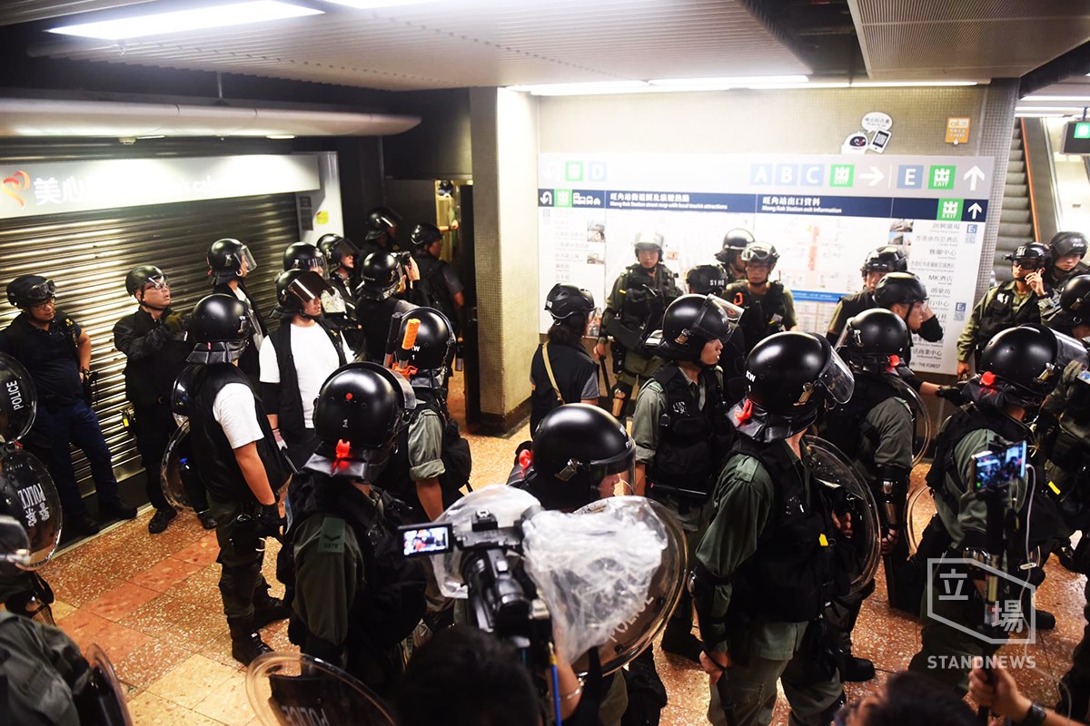 港警封鎖多處地鐵站，但仍有不少示威者盤桓在地鐵口不肯離去。 圖：翻攝立場新聞臉書。