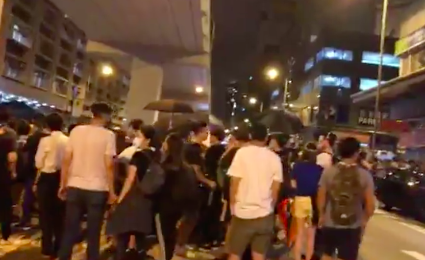 港警封鎖多處地鐵站，但仍有不少示威者盤桓在地鐵口不肯離去。 圖：翻攝立場新聞臉書。