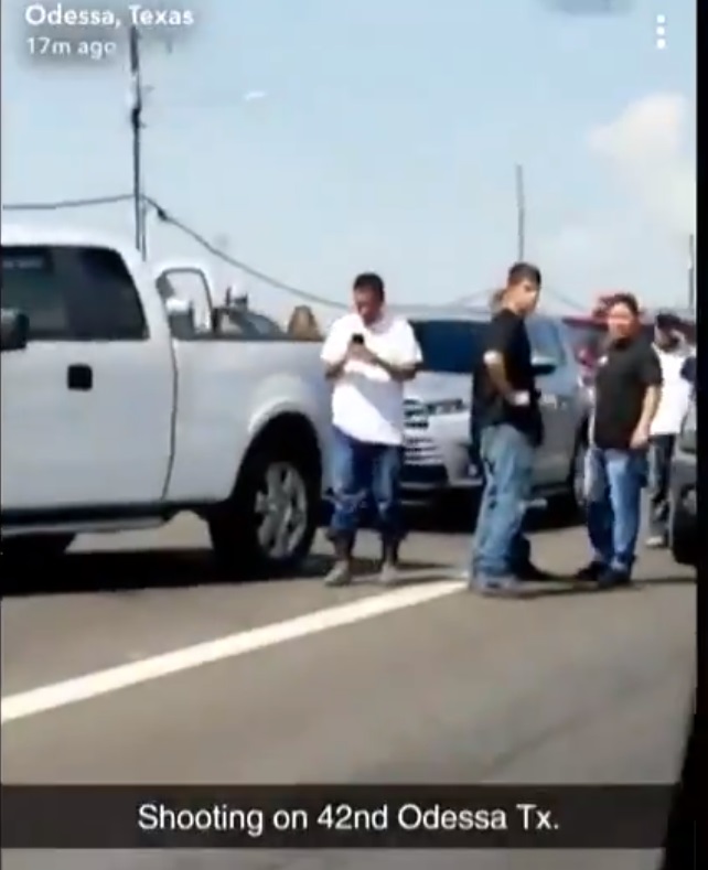 德州西部發生槍擊案，其中一名犯嫌據信曾在I-20州際公路射擊一名警官以及當地多個其他人。另一犯嫌據信劫持美國郵政署一輛卡車。 圖/翻攝自推特