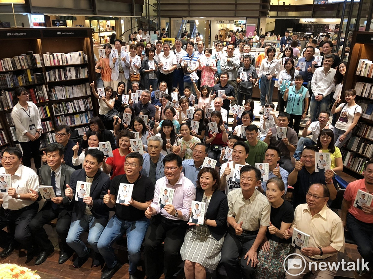 蔡其昌簽書會現場滿滿的支持者。 圖：唐復年/攝