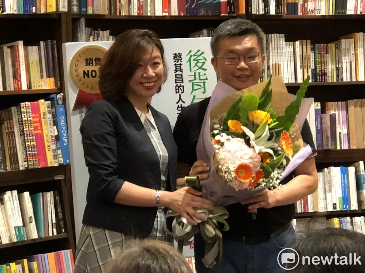 立委林靜儀獻花。 圖：唐復年/攝