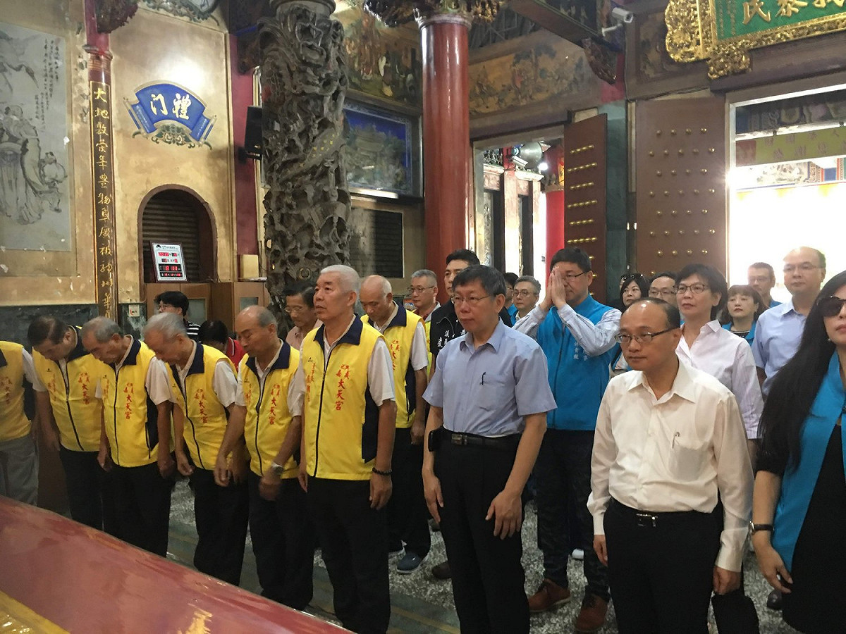 台北市長柯文哲今日上午率團前往嘉義市大天宮五穀王廟參拜。 圖：翻攝自嘉義市大天宮五穀王廟臉書