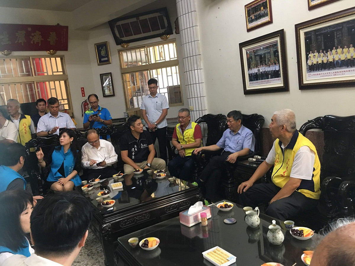 柯文哲參拜完後，與廟方人員茶敘，交談甚歡。 圖：翻攝自嘉義市大天宮五穀王廟臉書