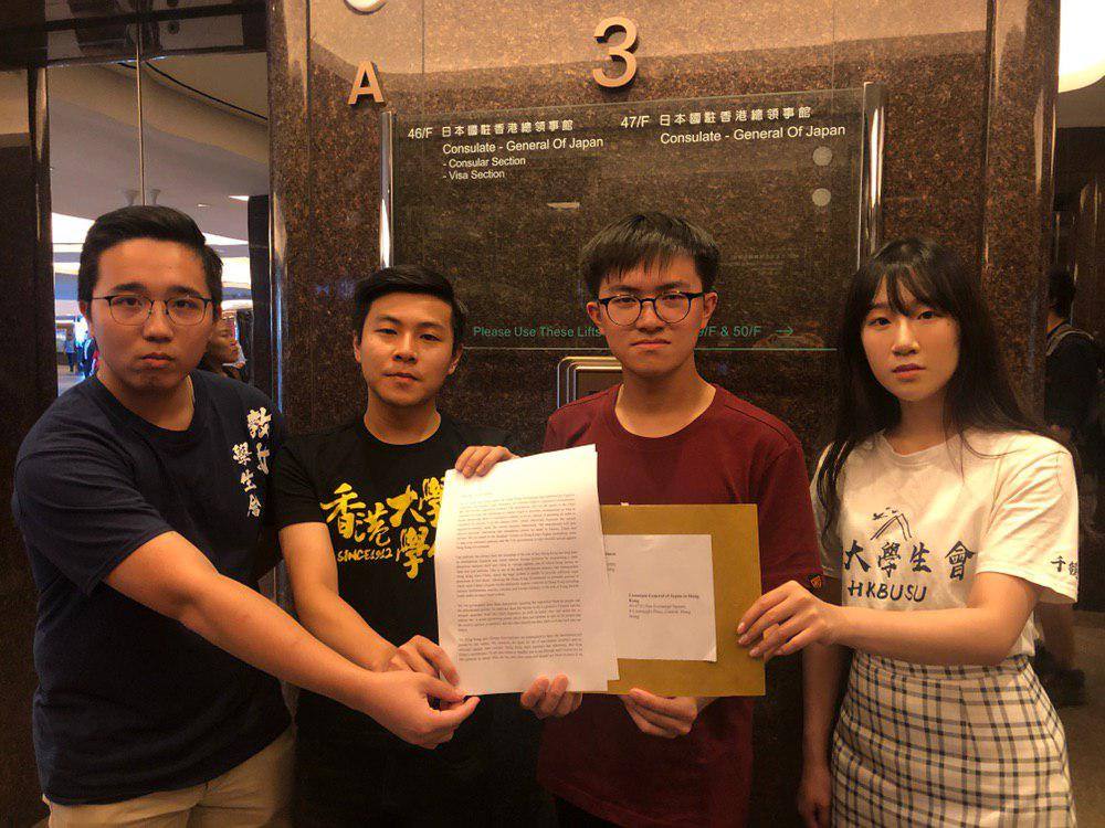 學生會會長梁耀霆(左一)昨晚遭拘捕，被警方拘留。 圖/翻攝自香港教育大學學生會臉書