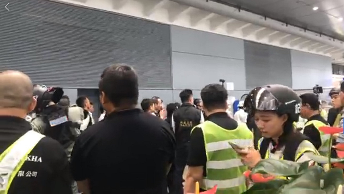 香港「反送中」網民發起今天下午堵塞機場行動，目前前往機場的交通開始堵塞，前往機場的鐵路服務暫停。 圖：翻攝網路直播